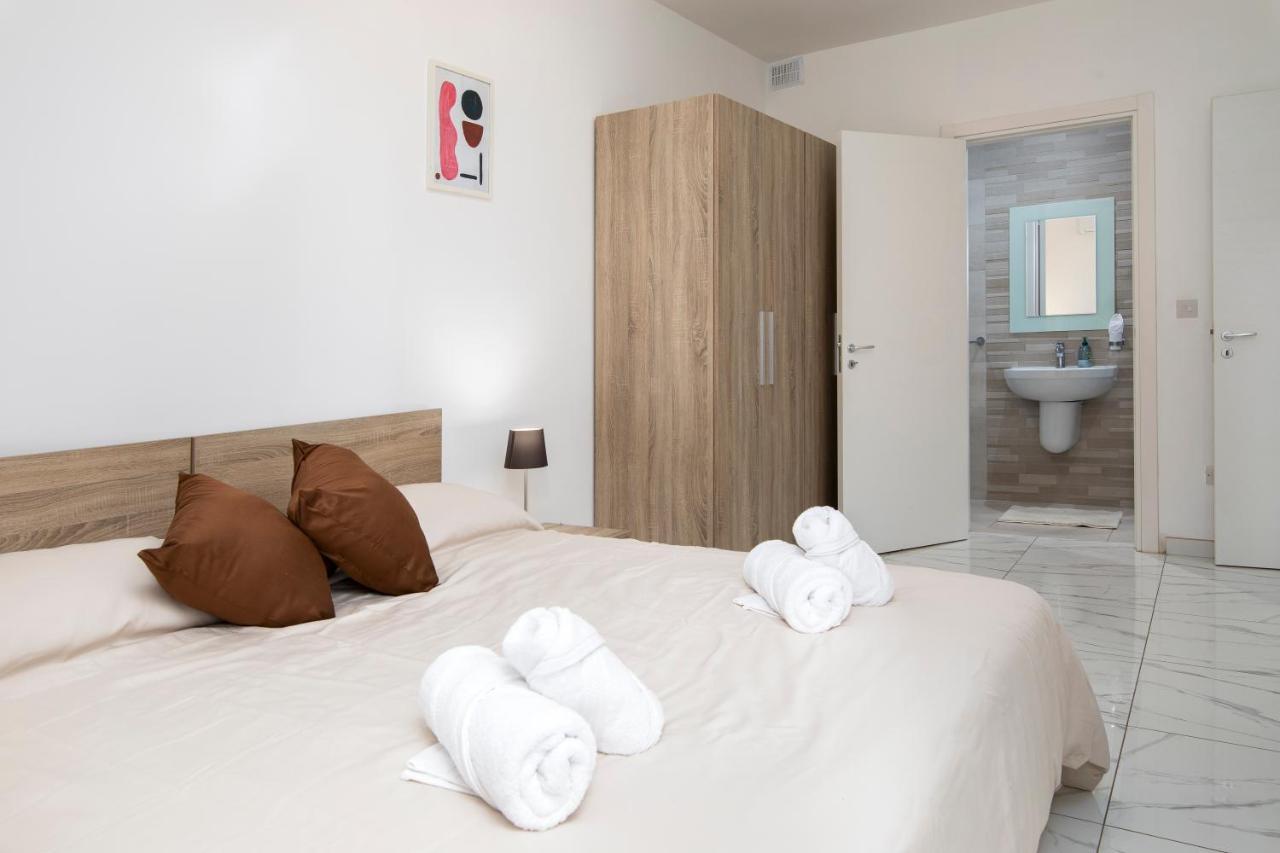 Sea View Apartment 2 Bedrooms 2 Bathrooms, 2 Minutes Away From The Sea Saint Julian's Bagian luar foto